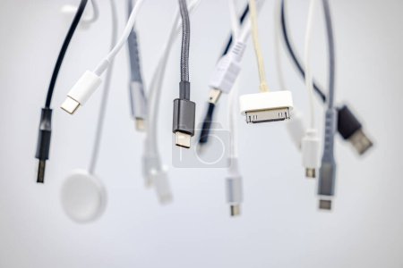 Téléchargez les photos : Divers connecteurs et câbles USB recadrés avec une mise au point sélective sur fond blanc comme prise de vue studio - en image libre de droit