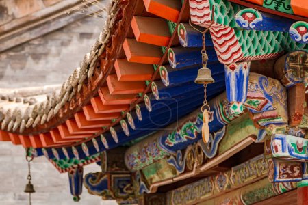 Téléchargez les photos : Toits décorés et colorés avec des ornements et des décorations spectaculaires au monastère de Kumbum Jampaling, Xining, Chine - en image libre de droit