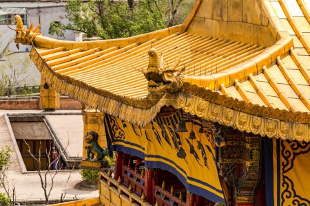 Téléchargez les photos : Dragons et autres personnages sur le toit doré de la magnifique pagode du monastère Tibétain Taer, en Chine - en image libre de droit