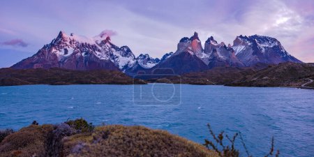 Panorama del amanecer Cerro Paine Grande y Los Cuernos en Lago Pehoe, Parque Nacional Torres del Paine, Chile, Patagonia, América del Sur