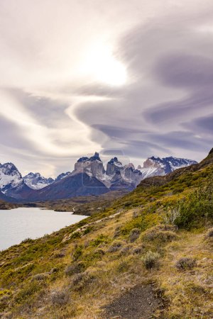 Imagen erguida de las montañas en el macizo de las Torres del Paine con espectaculares nubes, parque nacional, Chile, Patagonia, América del Sur