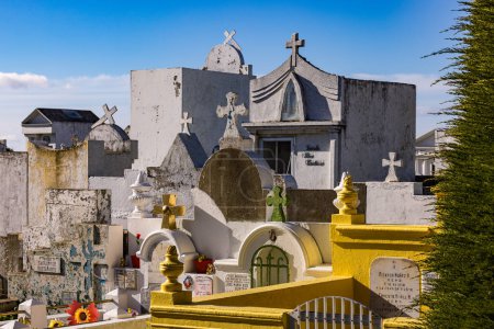 Foto de Tumbas y tumbas opulentas en el impresionante cementerio de Punta Arenas en el sur de Chile, Patagonia, América del Sur - Imagen libre de derechos