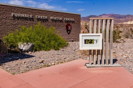 Téléchargez les photos : Record de chaleur et de chaleur fulgurante avec 123 degrés Fahrenheit au thermomètre du centre d'accueil de Furnace Creek dans la vallée de la mort, États-Unis - en image libre de droit