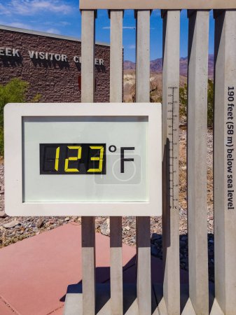 Foto de Imagen erguida del famoso termómetro en el Centro de Visitantes de Furnace Creek en el Parque Nacional Death Valley que muestra 123 grados Fahrenheit, California, EE.UU. - Imagen libre de derechos