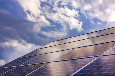 Photovoltaik-Anlage mit Sonnenkollektoren haben geringen Wirkungsgrad zur Erzeugung erneuerbarer Energien bei bewölktem Himmel, Deutschland
