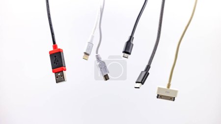 Téléchargez les photos : USB type A et C ainsi que Micro USB et prise Lightning avec câble exposé devant blanc - en image libre de droit