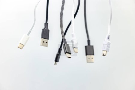 Téléchargez les photos : Différents câbles et connecteurs USB de type A et C noir et blanc recadrés en studio sur fond blanc - en image libre de droit