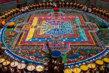Ein Mandala aus farbigem Sand für buddhistische Meditation in einem Kloster in Tibet