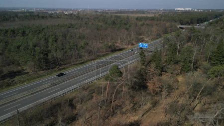 Téléchargez les photos : Décès d'arbres et arbres malades sur une autoroute à forte circulation et émissions de CO2 dans la crise climatique, Allemagne - en image libre de droit
