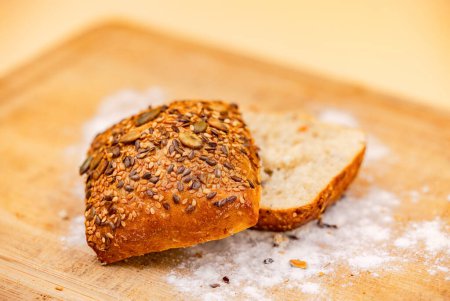 Téléchargez les photos : Pain de céréales allemand frais pour le petit déjeuner avec des grains sains de la boulangerie en gros plan dans le studio - en image libre de droit