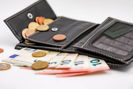 Münzen und kleine Scheine im Portemonnaie durch Subventionen helfen bei Miete und Haushaltskosten