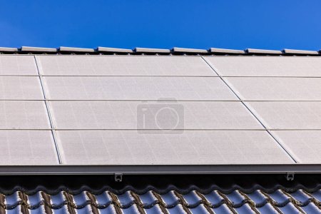 Foto de Paneles solares de un sistema fotovoltaico en una casa que ya no produce electricidad a causa del hielo y la nieve - Imagen libre de derechos