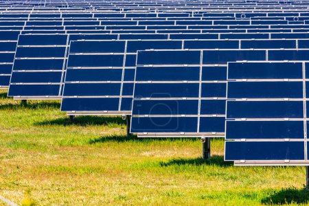 Foto de Paneles solares de un sistema montado en tierra de un parque solar para la generación de energía renovable en la crisis energética - Imagen libre de derechos