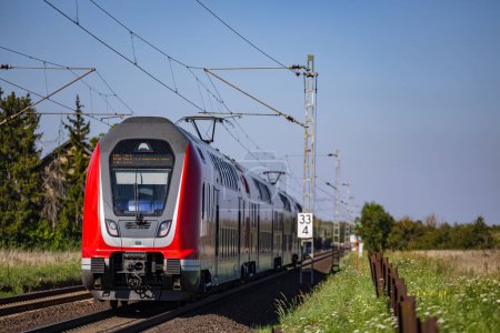 Un tren regional eléctrico en zonas rurales en transición de movilidad y transporte en Alemania