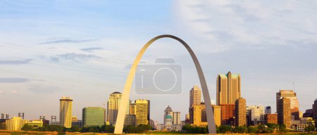 Téléchargez les photos : Une vue du centre-ville de St. Louis, Missouri avec son emblématique arc de porte - en image libre de droit