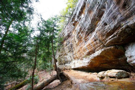 Téléchargez les photos : Vue à Whispering Cave, Hocking Hills State Park, Ohio - en image libre de droit