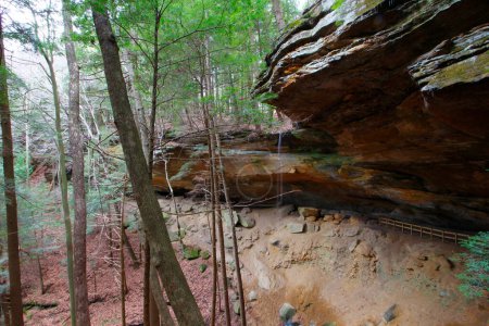 Téléchargez les photos : Vue à Whispering Cave, Hocking Hills State Park, Ohio - en image libre de droit
