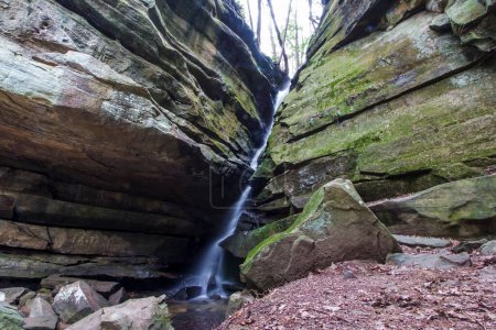 Vista de Broken Rock Falls, Old Mans Cave, Hocking Hills State Park, Ohio