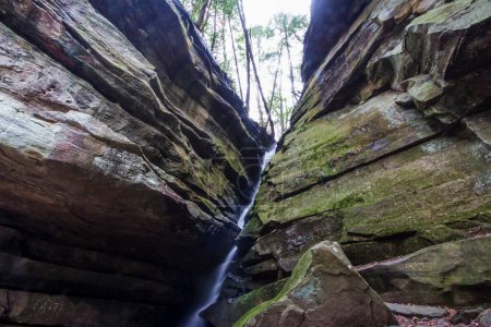 Téléchargez les photos : Vue sur Broken Rock Falls, Old Mans Cave, Hocking Hills State Park, Ohio - en image libre de droit