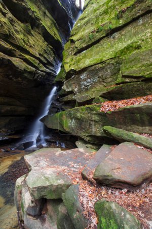 Vue sur Broken Rock Falls, Old Mans Cave, Hocking Hills State Park, Ohio