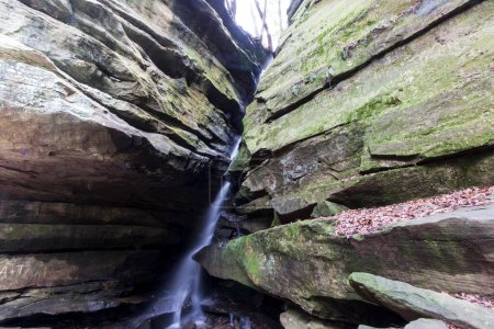 Téléchargez les photos : Vue sur Broken Rock Falls, Old Mans Cave, Hocking Hills State Park, Ohio - en image libre de droit