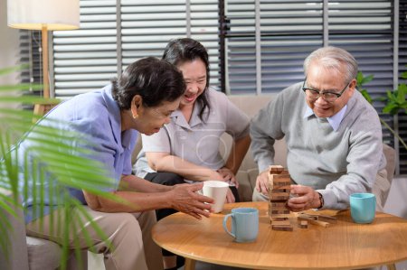 Foto de Grupo de personas mayores disfrutan conversando, relajándose con el juego en el centro de salud senior. - Imagen libre de derechos