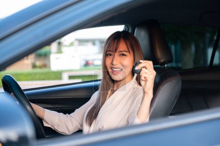 Foto de Un joven asiático hermosa mujer conducir un coche con abrochado cinturón de seguridad - Imagen libre de derechos