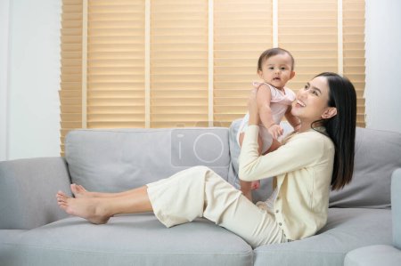 Téléchargez les photos : Portrait de la mère et du bébé à la maison, de la famille, de l'enfant, de l'enfance et de la parentalité - en image libre de droit