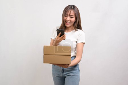 Eine junge asiatische Frau hält Pappschachtel und Kartonschachtel über weißem Hintergrund, Save earth and delivery concept