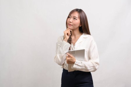 Foto de Una joven mujer de negocios asiática usando tableta sobre fondo blanco, concepto de tecnología - Imagen libre de derechos