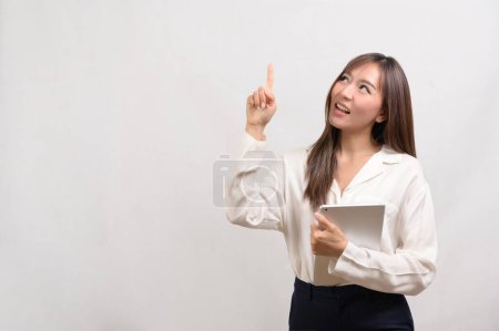 Foto de Una joven mujer de negocios asiática usando tableta sobre fondo blanco, concepto de tecnología - Imagen libre de derechos