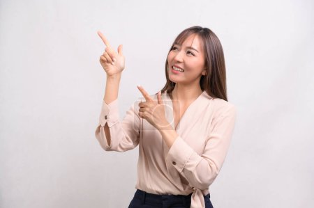 Foto de Un retrato de hermosa mujer de negocios asiática sobre fondo blanco estudio - Imagen libre de derechos