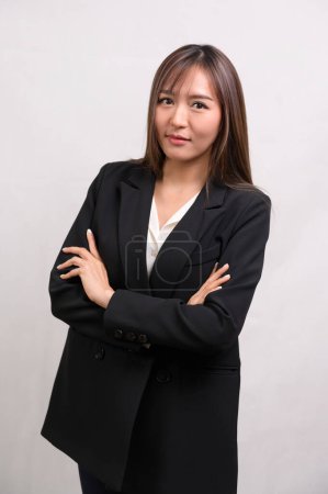 Foto de Un retrato de hermosa mujer de negocios asiática sobre fondo blanco estudio - Imagen libre de derechos