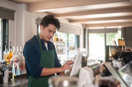 Foto de Un hombre asiático empresario o barista que trabaja en una cafetería moderna, concepto de pequeña empresa - Imagen libre de derechos
