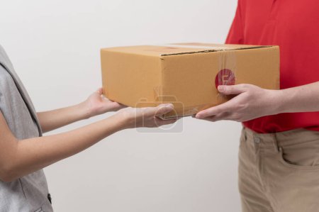 Foto de Asiático hombre entrega envío cartón caja a mujer sobre blanco fondo - Imagen libre de derechos