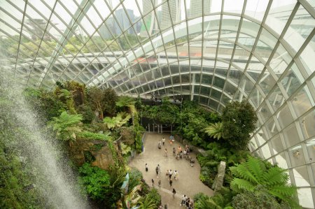 Téléchargez les photos : SINGAPOUR - 28 décembre 2022 - Cloud Forest environnement dôme à Gardens by the Bay une forêt tropicale fantastique la destination de voyage populaire à Singapour - en image libre de droit