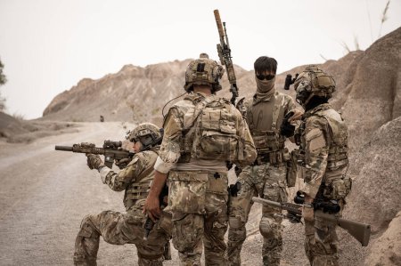 Soldados en uniformes de camuflaje apuntando con su rifle
