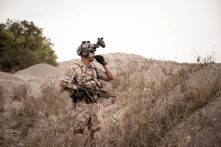 Foto de Soldados en uniformes de camuflaje apuntando con su rifle - Imagen libre de derechos