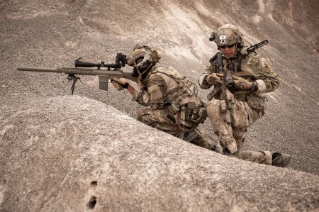 Soldados en uniformes de camuflaje apuntando con su rifle