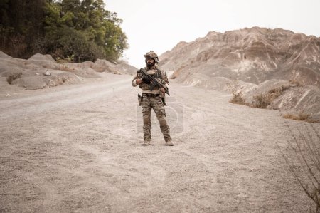 Soldaten in Tarnuniformen zielen mit ihrem Gewehr