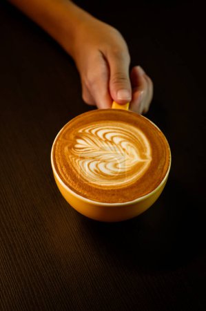 Flügel Latte Art im Café-Shop. 