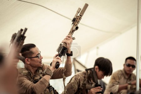 Soldaten in Tarnuniformen planen den Einsatz im Lager, Soldaten trainieren in einer Militäroperation