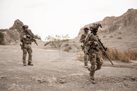 Foto de Soldados en uniformes de camuflaje apuntando con su rifle - Imagen libre de derechos