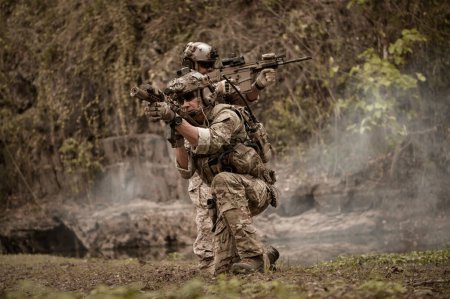 Soldats en uniforme de camouflage visant avec leur fusil