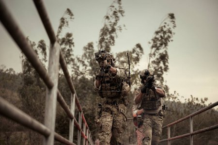 Soldats en uniforme de camouflage visant avec leur fusil
