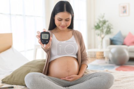 Femme enceinte vérifiant le taux de sucre dans le sang à l'aide de glucomètre numérique, soins de santé, médecine, diabète, concept de glycémie
