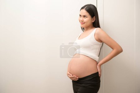 Téléchargez les photos : Portrait de Belle femme enceinte, traitement de fertilité infertilité, FIV, concept de maternité future - en image libre de droit