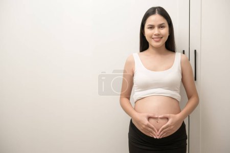 Retrato de hermosa mujer embarazada, tratamiento de infertilidad de fertilidad, FIV, futuro concepto de maternidad 