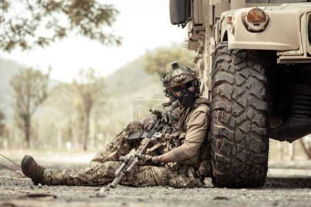 Téléchargez les photos : Armée des États-Unis en uniforme de camouflage opération à la fourche - en image libre de droit