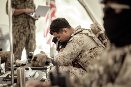 Téléchargez les photos : Soldats en uniforme de camouflage planifiant une opération dans le camp - en image libre de droit
